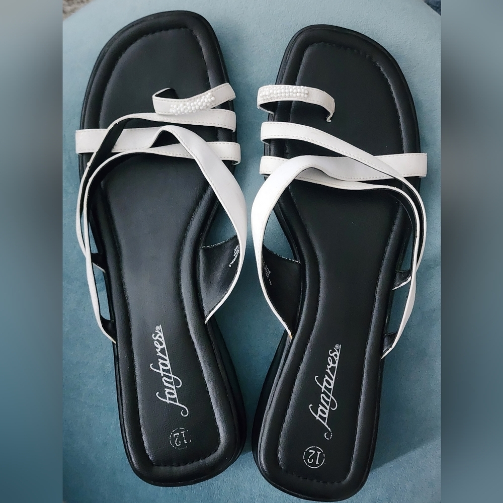 Fanfares Women's White & Black Beaded Toe Loop Slip On Sandals Sz 12